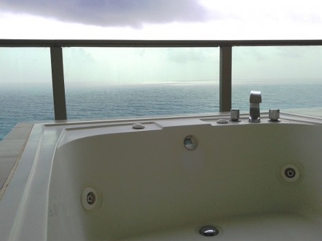 jacuzzi z widokiem na ocean