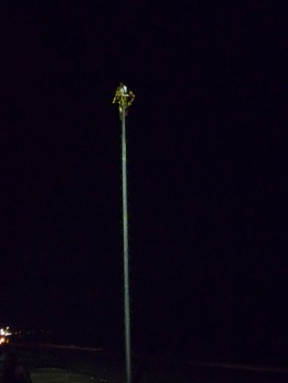 voladores w Puerto Vallarta nocą